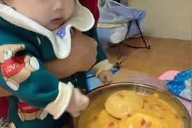 四个多月的小宝宝 开始会抢东西吃😝视频封面