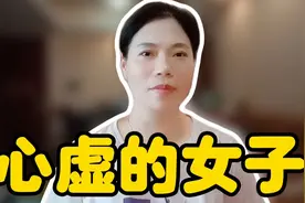 女子谎称出差一周，结果丈夫在酒店门口发现她的车，女子慌忙而逃视频封面