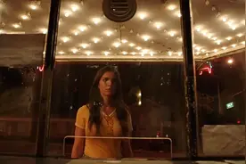 女孩深夜一个人跑去看电影