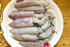 很多人的白灼鱿鱼做不好，那是煮的时间错了，渔民教你正确做法