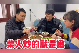 老爸花7元买了1块猪内脏，午饭用泡椒爆炒一盘，一口一片太巴适了视频封面