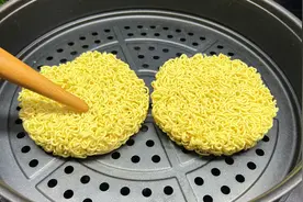 把方便面上锅蒸一蒸，教你神仙吃法，吃了30年都不腻，简单又美味视频封面
