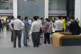 无锡新吴区宣布新能源车享受政府补贴，市民连夜排队买车视频封面