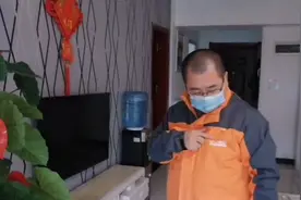 西安市民把工装当礼服穿，用这种方法，成功把字标取了下来视频封面