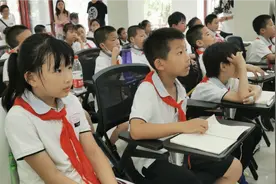 带小朋友了解红领巾故事，最后的最后屏幕内外共唱一首歌，感动了视频封面