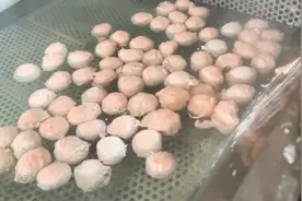 猪肉丸，就要选用这种鲜嫩的肉做出来口感才好，会Q弹有肉香味