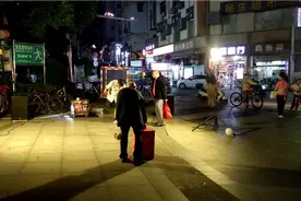 “残疾”小伙身残志坚路边唱歌养家，观众纷纷“献爱心捐助”……视频封面
