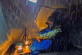 小伙野外帐篷露营，深夜倾盆大雨，独自一人听着雨声喝酒吃肉！视频封面