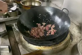广东大厨原来是这样炒牛肉的，难怪不柴很嫩滑，美味有营养。