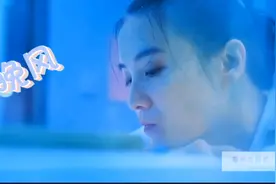 女人喝了酒有多疯狂。听听伍佰的《晚风》，懵懂少年的爱情回忆！视频封面