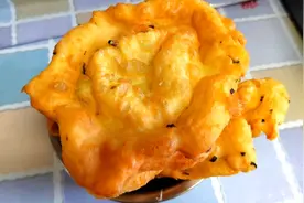 河南早餐葱油饼做法，不用揉面，炸出来蓬松酥软，放凉了也不会硬