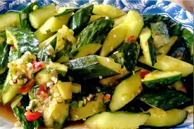 凉拌黄瓜的家常简单做法，鲜香脆爽，超级好吃，大人小孩都爱吃