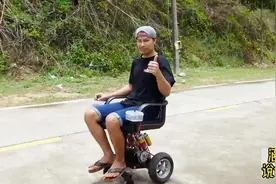 残疾小伙自制电动轮椅，结构简单，结实耐用，出门代步必备轮椅视频封面