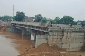 印度托运130吨变压器压垮150年老桥历时半年终于修好了，移植神树