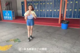 女青年游玩水上乐园，孤身一人倒也玩的不亦乐乎，可惜泳装都湿了视频封面