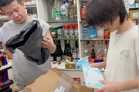 哥哥寄来玉桂狗键盘，小娜子惊讶地捂住嘴，贴心的他特地组装好了