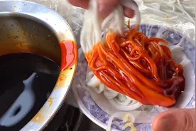 西安人大冬天排队吃凉皮，10元一大碗，捏着米皮蘸满辣椒油很馋人视频封面