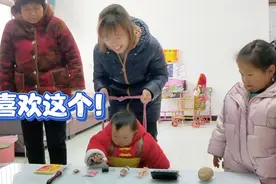 小萌萌1岁生日“抓周”，9种道具寓意各不同，看看最后抓了啥？