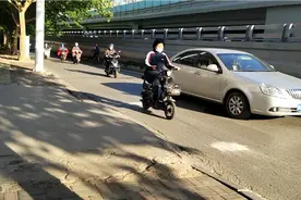 #石家庄头条#石家庄地铁为啥没人坐？看看早七点的电动车大军！视频封面