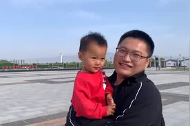 佳雨去车站接老公，十一开心的跟爸爸跑着玩，妥妥的女儿奴视频封面
