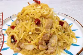 东北地道家常菜“酸菜炒土豆丝”，炒制技巧就在这了，酸香又爽脆视频封面