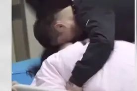 妻子被推出产房后，丈夫一个动作让人感动！视频封面