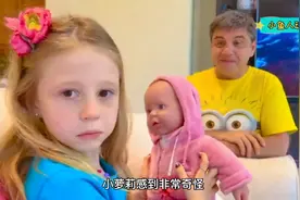 小女孩想要弟弟、妹妹、爸爸给她找来了小宝宝让她照顾视频封面