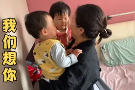 龙凤胎长时间没见妈妈，不一样的反应，相同的爱视频封面