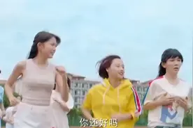 男扮女装混进女宿舍大饱眼福，男孩打扮成女装，竟然比女孩还美！