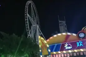 实拍厦门明发广场，热闹的夜生活，丰富多彩，吃喝玩乐应有尽有。视频封面