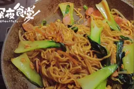 凌晨四点半，人在东京，心在国内深夜的路边摊炒面。视频封面