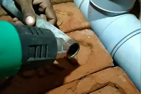 排水管的安装步骤，大家看一下这样的做法是二十年老师傅做的吗视频封面