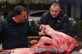 战斗民族吃熊肉，切开后颜色红润似宝石，忙活4小时，看着都口水视频封面