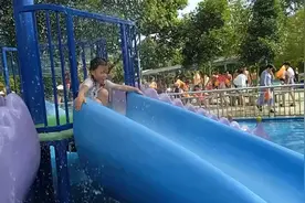 自闭女孩爱玩水，开学前妈妈带她抓住夏天的尾巴，自娱自乐玩一天视频封面