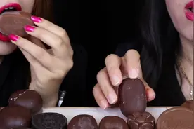 母女两吃甜的发齁的巧克力～视频封面