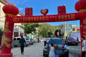 实拍：河南农村迎亲方式，豪横车队十几辆，见人就撒糖，真讲究视频封面