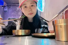 单身的日子真幸福，一个人半夜跑去吃火锅，男人算个什么！视频封面