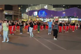 成都小个子美女跳火爆全网的广场舞，跳得刚劲柔美百人围观太养眼