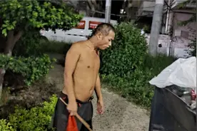 这个流浪汉 在垃圾桶捡吃的 剩下的知道扛在肩上存起来视频封面