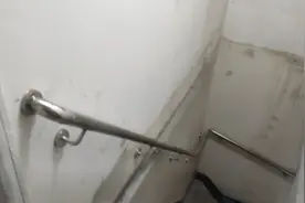 今天给八十岁老奶奶做扶手。这样下楼方便多了，。没收她工钱。视频封面