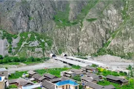四川阿坝九寨沟县，下午2点20分，四川平绵高速视频封面