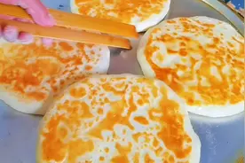 擀饼是烙大饼的关键环节，师傅手把手教你怎么擀饼视频封面