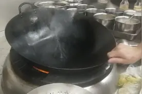 00后大厨试完菜又嫌工资太低，要求老板再加800，老板会给他加吗视频封面