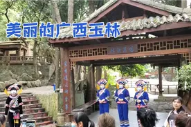 苏西爸爸去广西了，苏西和妈妈只能在家看爸爸拍的视频，好可怜啊视频封面