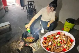 深夜稻田里捉了几斤泥鳅，伴着大蒜一起爆炒，这美食太费酒视频封面
