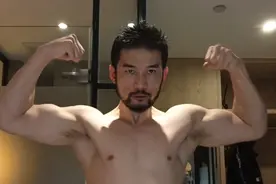 农村小伙第一次住高档酒店，在镜子前秀肌肉，这身材简直太美了视频封面