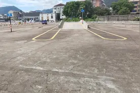 摩托三轮车上坡起步怎么老是熄火图片