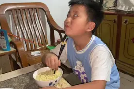7岁的小朋友在饭桌上吹牛，妈妈来了瞬间就怂了，看这表情太逗了视频封面