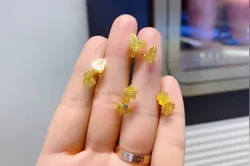不用吃土就能买1克多黄金耳饰。视频封面