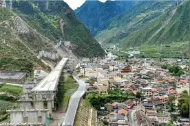 乘高铁游九寨沟快啦！航拍成兰铁路松潘段视频封面
